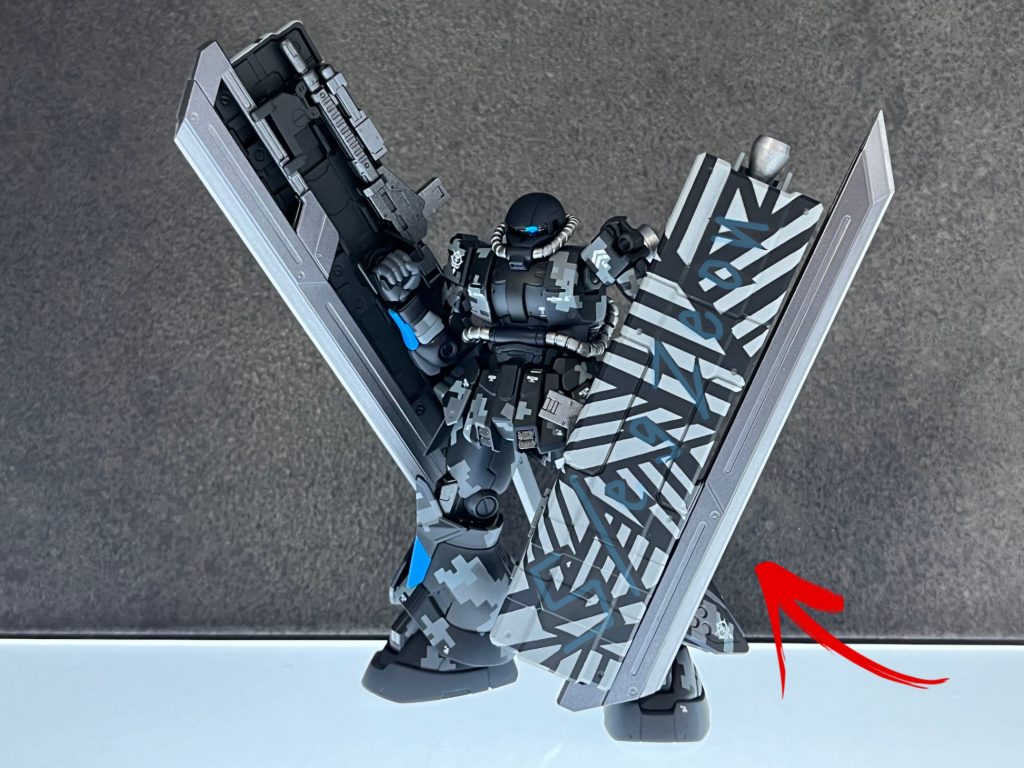 左の盾にはsiegzion（ジークジオン）という文字が隠されています。