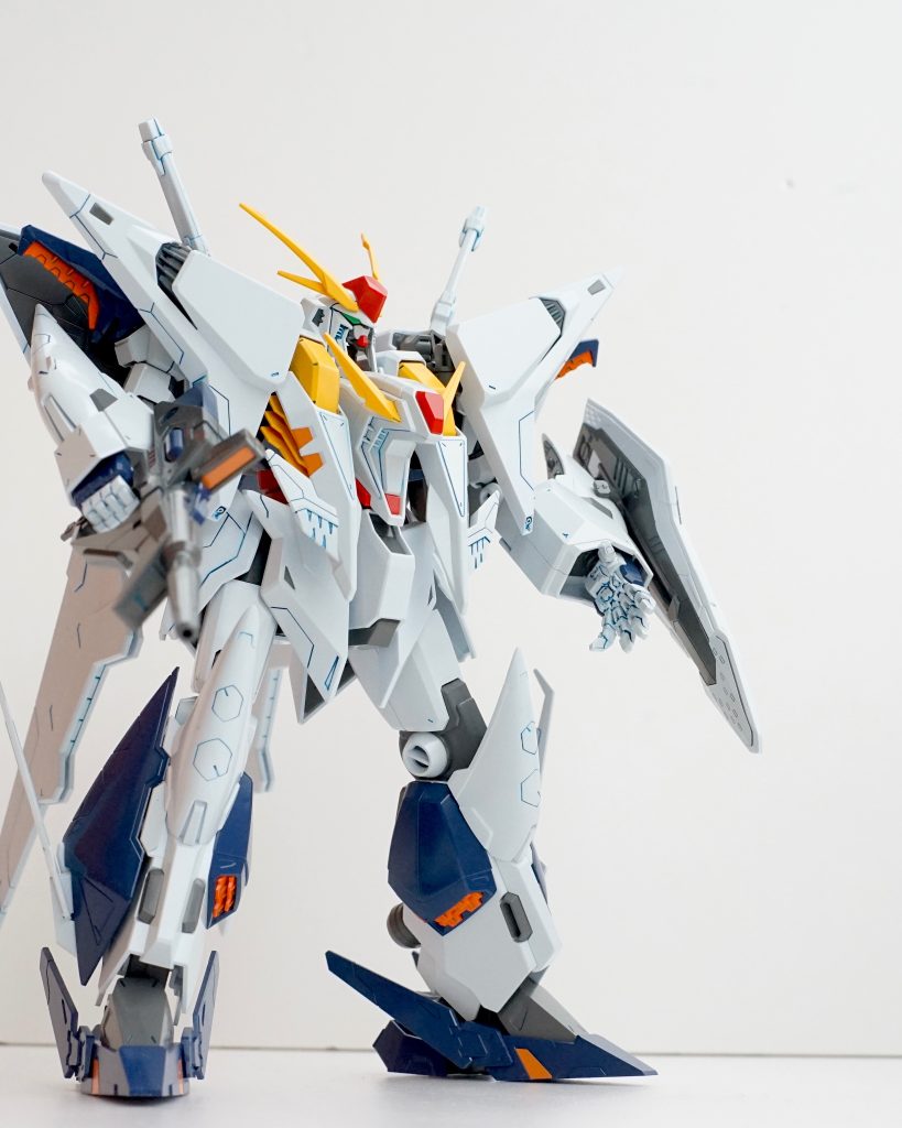 立ち絵。胸のところ顔のグレーの塗り分け、やり始めるとキリがなさそうなのでやめておきました。やや白が目立つ印象になりますが、これはこれで主人公機っぽくて(トリコロールが目立って)よいよい。目が大きいのが非常に印象的ですね。ここはシールです。