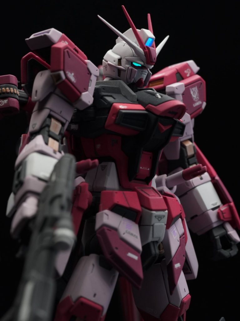 右斜からフリーダム要素としてビームサーベル（HGレジェンドガンダムのビームジャベリン ）をサイドスカートに装備しました。もちろん連結できますが、写真を撮り忘れました・・・。