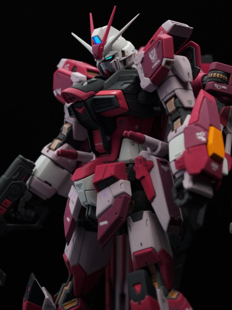 左斜めからエネルギーバランスを考え左腕部のみビームシールドを装備してます。