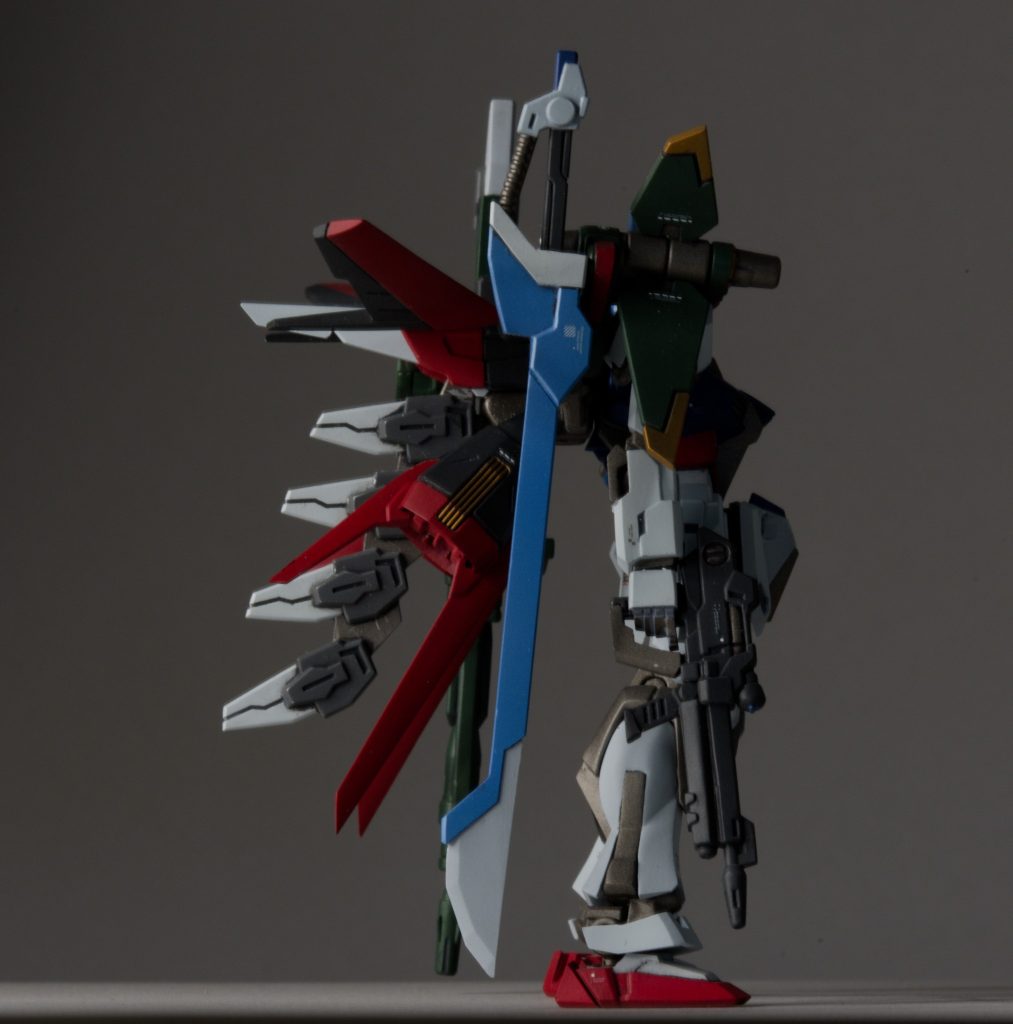 今回のストライクでは1/200スケールを維持しつつ細身に見せたいので、スケールが変わらないように切り詰め、短縮、削り込みで細くしました。また強度や安全上の理由で各部のC面が広いのとパーツのフチが厚いので、各パーツに共通する工作としてC面を消すか狭くすること。フチを削ってシャープに見せています。&nbsp;