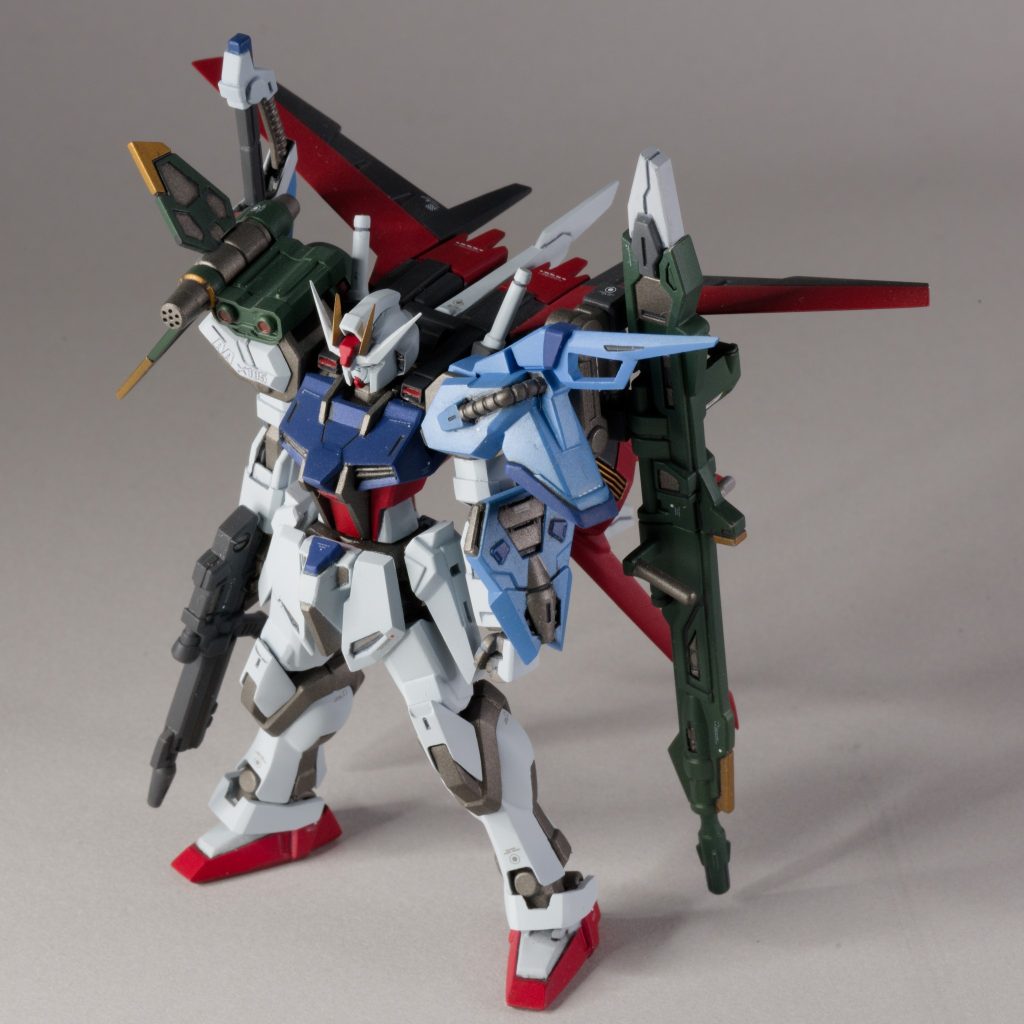 このカプセルアクションシリーズですが、発表された時は本当に嬉しかったのです。1/144よりも小さなスケールでリアル等身の製品が少ないので...。ただ、価格やガシャポンのランダム性により批判的な反応が見られたのと、最新作が2025年9月に発売されて以来続報がないので、本シリーズは終了してしまったのかもしれません。...売れ行きが良くなかったのでしょう。仕方がないことではあるのですが、このサイズ感の製品が他にないので終了が残念でなりません...。手のひら程のサイズでありながらパーツの分割が多くて広い可動範囲に、PVCが使用されてないので塗装もしやすい。このサイズで塗装や改造の余地があるということは、価格の高さやガシャポンの特性を考慮してもなお価値があるので個人的には非常に高いポテンシャルを秘めた良い製品だと思います。