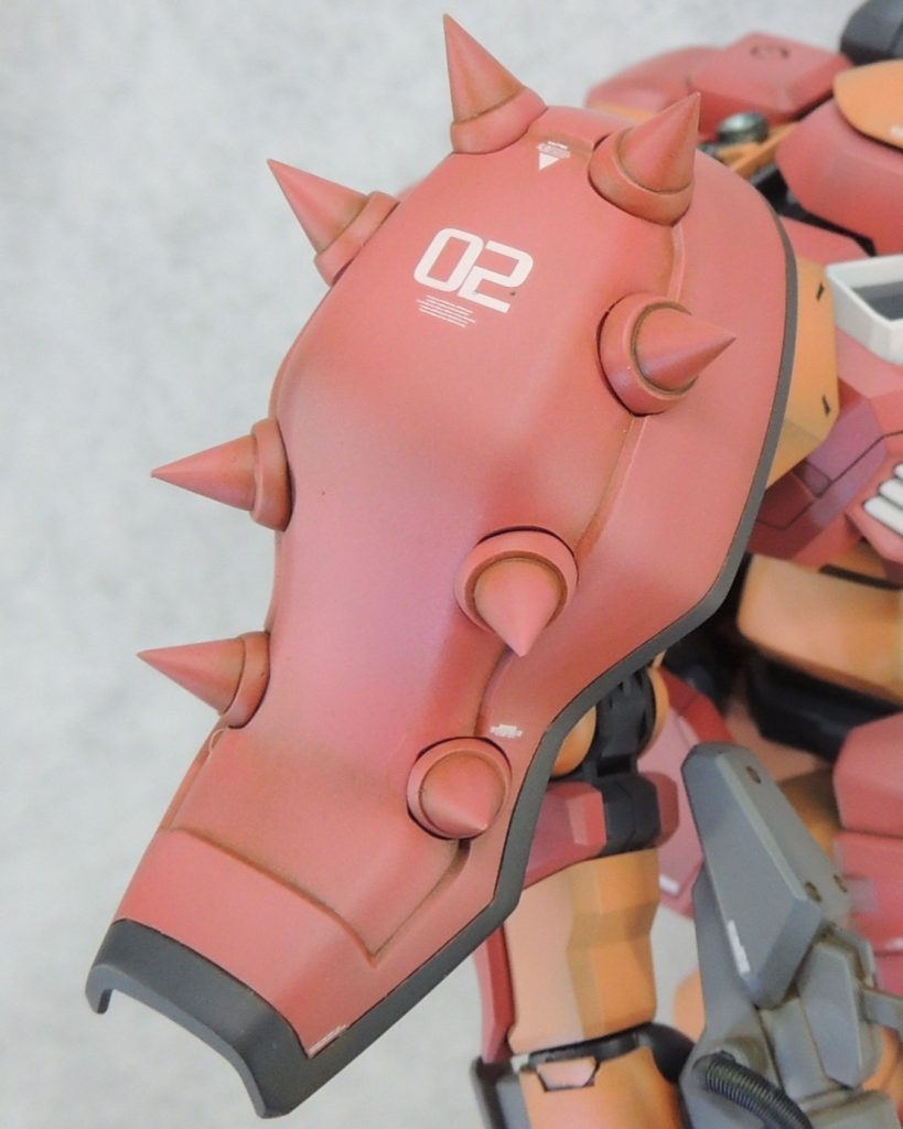 ■右肩スパイクアーマー　キットのスパイクを全て切り落とし、コトブキヤのモデリングサポートグッズ「スパイク」に置き換えて先鋭化しました。