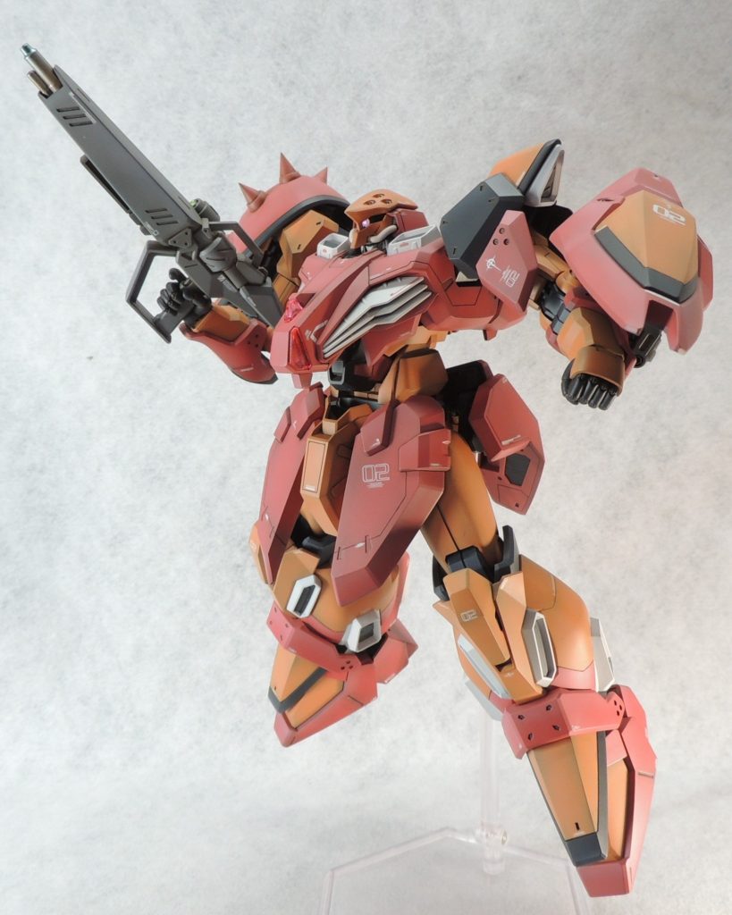 ■腹部のスリム化と延長　フロントアーマーの上部が腹部パーツに干渉するため、腹部と接触する部分をニッパーで少しカットしてヤスリで整えました。　また、腹部パーツは左右で1.0mmずつ削り込み、下面を積層プラ板で2.0mm延長しています。これらの改造により、メリハリの付いたマッシヴな体型に変更され、フロントアーマーの可動範囲も広がり、立てヒザ等の様々なポージングに柔軟に対応できるようになりました。　なお、フロントアーマー裏面はプラ板で塞いでモールドを追加し、腹部パーツ上面は電池ボックス兼切り替えスイッチを収めるために大きく切り欠きました。