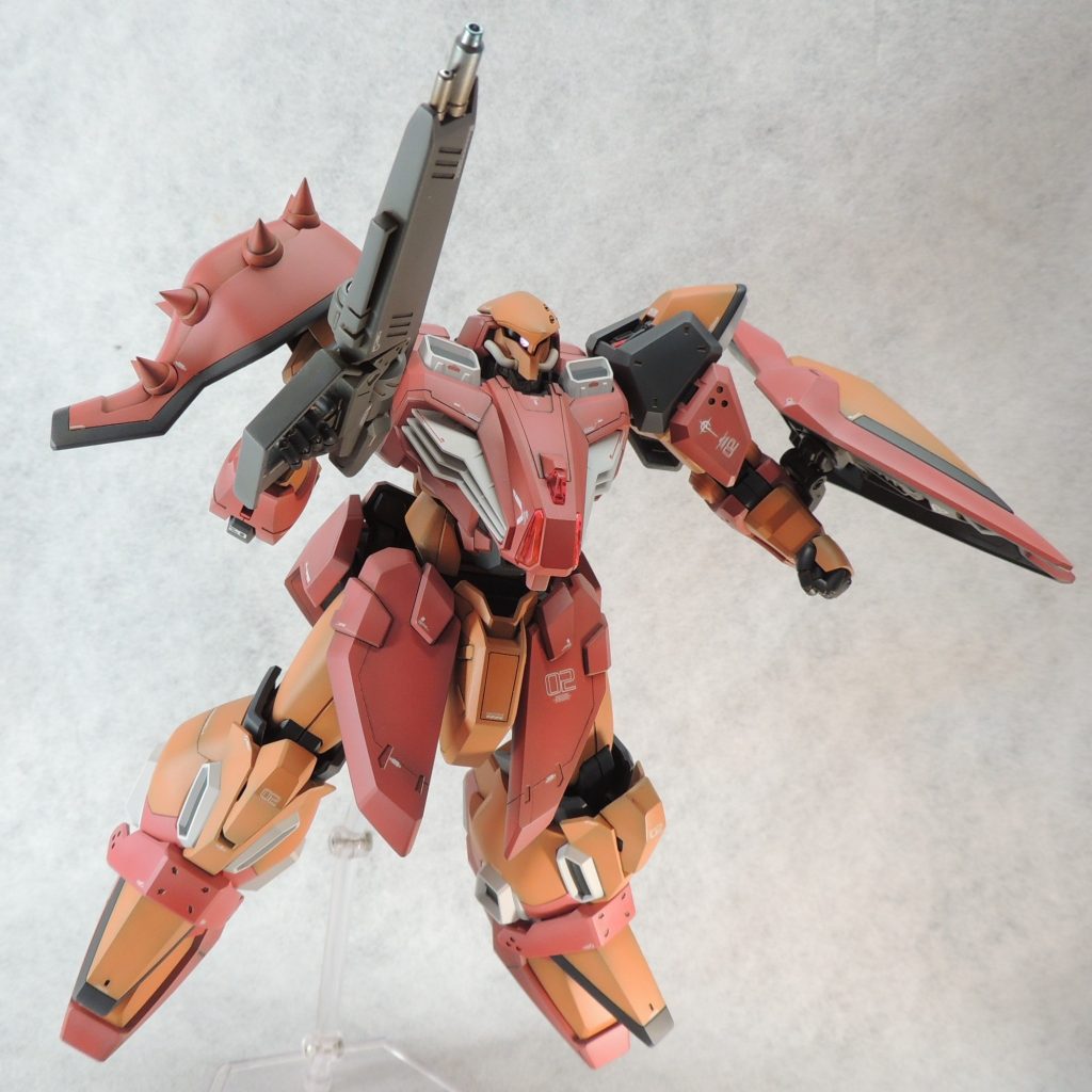 ■機体色について　機体色は、設定画や劇中登場機から離れて、独自の配色で塗装しました。スパイクアーマー、シールド、脚部アーマーに部分的にグレーを用いて全体の印象の引き締めを狙っています。また、イエローのスラスターをニュートラルグレーⅠに置き換え、派手さを押さえました。オレンジを基調としたマラサイの機体色や個人的に好みのＪ・ライデンゲルググのイメージで塗装してみました。