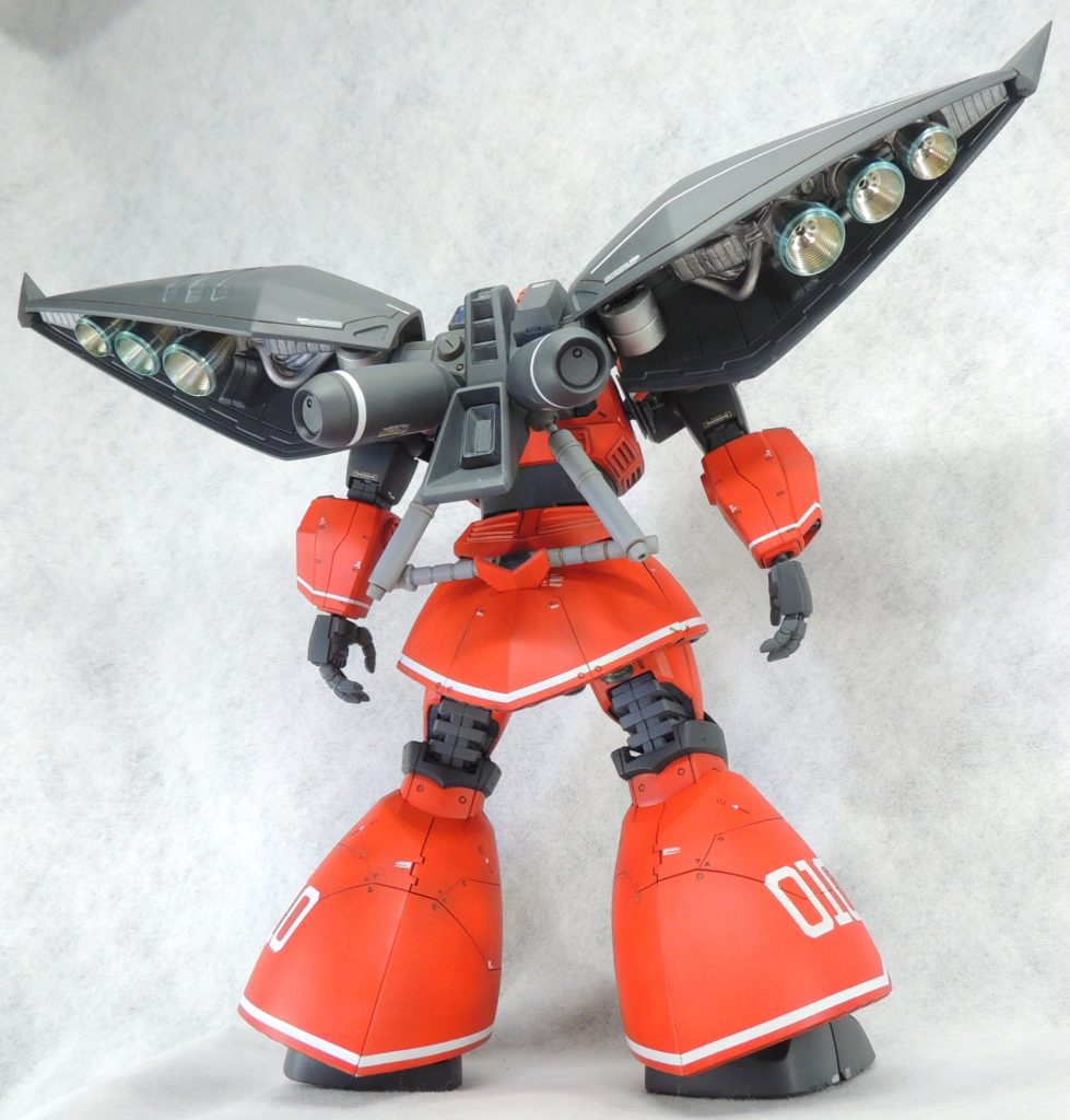 ■バックパックの加工　アクティブ・バインダーの接続のため、MG1/100サザビーver.Kaの肩パーツを使用することにしました。まず、4.0mmの穴を両端に開けた後、肩パーツの軸のサイズに合わせて、慎重に少しずつ穴を広げました。サザビーのプラパーツをアクティブ・バインダーに取り付ける際は、その重さに耐えられるようにφ1.5mmの真鍮線で軸打ちを行っています。　また、ゲルググの背面とバックパックとの間に自作したプラ板の箱組を挟んでおり、ゲルググ本体の肩とアクティブ・バインダーの双方の可動のクリアランスを確保しています。　せっかくなので、アクティブ・バインダーのスラスターは、HIQPARTS製の「STDスラスターノーマル」を12.0mm→14.0mm→16.0mmと順番に並べて使用することにし、精密感のアップを狙いました。※MG1/100サザビーver.Kaは、部品取り用キットとしてかなり優秀で、脚部とサイドアーマーはRGジオングに取り付けて『パーフェクト・ジオング』に、腕部関節とロング・ライフルは『ゲルググ・ウェルテクス・テスタロッサ』に、上半身とシャアのフィギュアは『バストアップモデル』にと、捨てるところがありませんでした。近所の駿河屋で15％オフセールで入手していて良かったです！