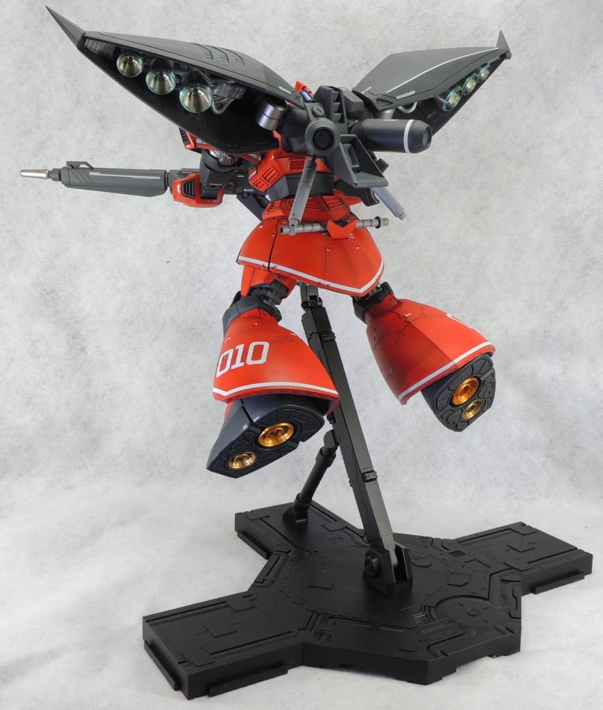 ■ロング・ライフル　MG1/100サザビーver.Kaからロング・ライフルを流用し、グリップをゲルググのビーム・ライフルから移植しました。これにより、引き金の部分は指２本掛けとしています。また、好みで照準器(スコープ)もゲルググのビーム・ライフルから移植してみました。
