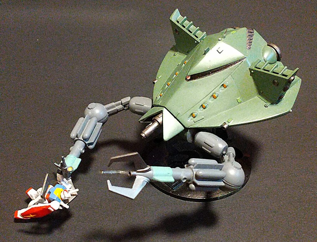 ガンダム掴ませるとテンション上がりますね。キットにガンダムはついていませんのでご注意を。