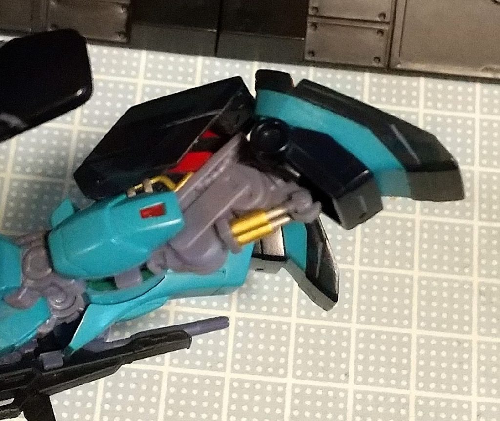 ハイコンプロの凄いとこ。このサイズで中のメカが一部再現されていて足首のシリンダーも連動して伸縮可動します。