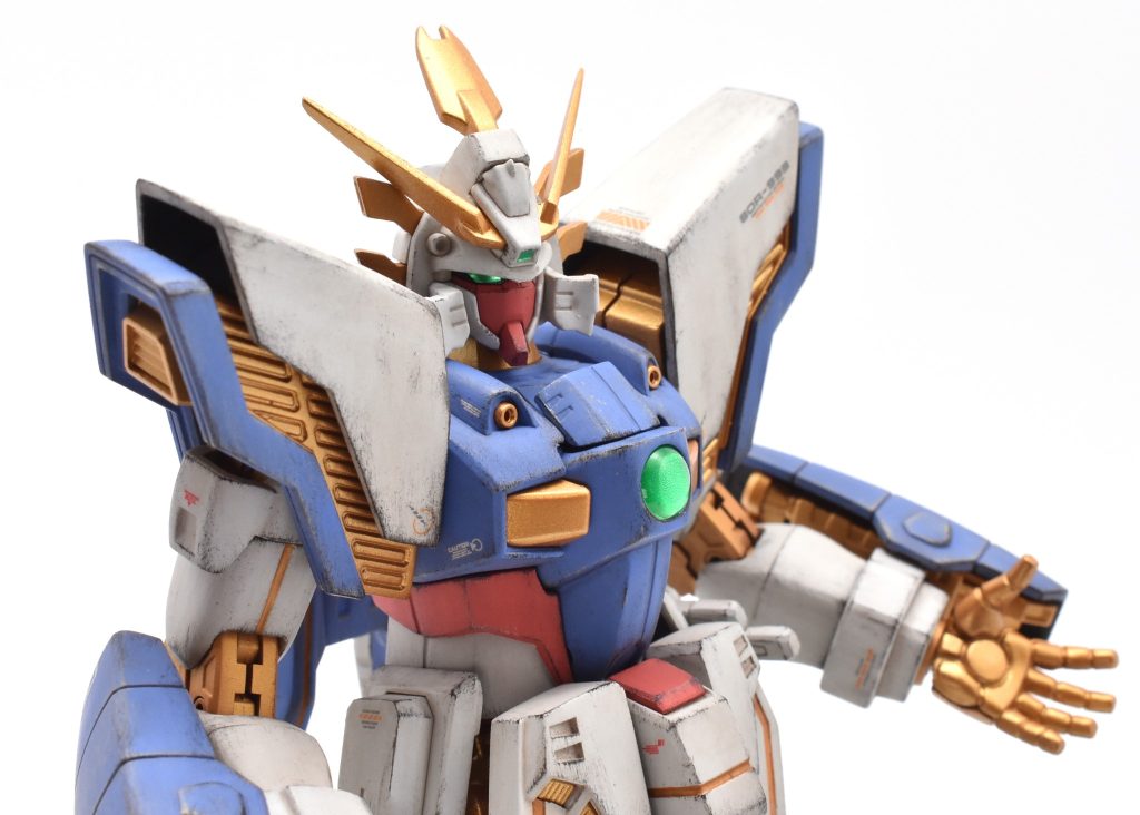 付属のドモンフィギュアに合わせたポーズで作成したので、本当は握り拳が良かったんですが、キットの握り拳はゴム製だったので仕上げを断念して、クリアパーツで付属していた平手で仕上げました。