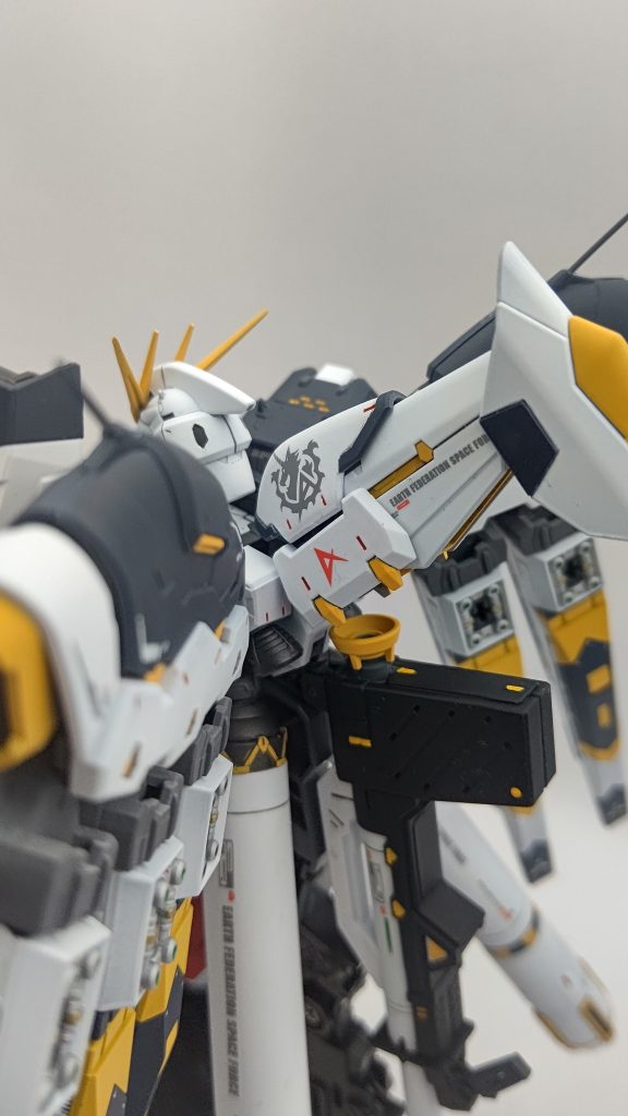ハイニューガンダム用のデカールを使用しましたが結構余ったので好みな位置に貼りました