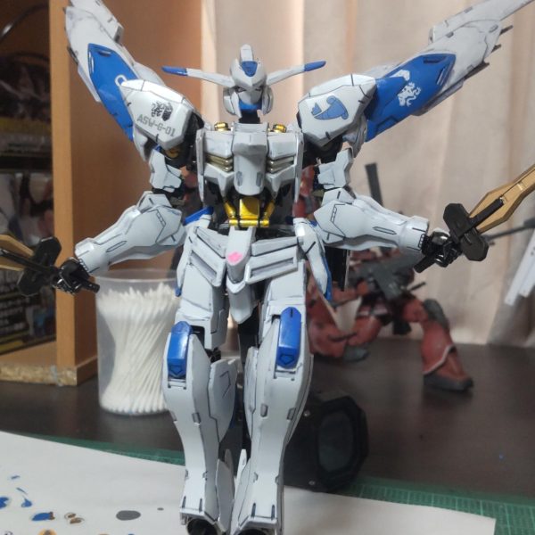 初投稿です。今回はマクギリス機として制作しています。彼の生涯と思想的に、ファリド家の紋章とセブンスターズのみのマークは相応しくないないと考え、一切使用していません。元々ウェザリングはやるつもりが無かったのですが、バインダー部分の塗装ミスとゲート跡がうまく処理できず、スミ入れもミスって汚れが取れなくなってしまったので、しっかり汚すことに。後付けですが、厄災戦後に封印されていた歴戦のバエルにマクギリスは最低限の戦化粧だけして最終決戦に臨んだ、という独自設定が生えてきました。公式設定的にも、劇中のバエルソードはアグニカが使っていたものではなく、グリムゲルデのヴァルキュリアソードを改修したものだったり、石動以外に有力な味方が陣営にいない状況でアリアンロッド艦隊に突撃することになったり、マクギリスには余裕が無かったことが伺えるので、これはこれでありかなと思います。白、青、イエロー、グレーとシンプルなので誤魔化しが効かない＆ディテールの足し算、引き算の塩梅が難しいデザインです。現状としては、( 1) アンテナと頭のコの字、ヘルメット、顎、サイドアーマー、つま先のシャープ化あと、マスクのモールド消去しました(クスィーみたいな異質感を出したかったので)。( 2)ガンダムフレームの全塗装(写真撮り忘れました)&nbsp;Mr.カラー黒鉄色ベースに、シリンダーはガンダムマーカーホワイトゴールド、シリンダーパイプと関節の丸モールド部はガンダムマーカーイエローゴールド、動力パイプはガンダムマーカーコスモメタブルーで塗り分けてます。動力パイプの色はメタルレッドを使う方が多い印象で、元のシンプルさを生かして色数を増やしたくなく、かつ独自性も出したかったのでこの色にしましたが、すんごい地味です。基部のホワイトゴールドと相性が良く凄く綺麗だったんですが、外装を被せるとパイプしかみえないんですよね(笑)( 3) 外部装甲の部分塗装ブルーは、成形色がイメージより濃く、ヒケも目立ったので、ガンダムマーカーガンダムライトブルーで塗装しました。サイドアーマーのグレー部分、バインダーの小羽根先端も追加で部分塗装しました。イエローは、ガンダムマーカーホワイトゴールド電源マークは、ガンダムマーカー蛍光ピンクバインダーの先端はマスキングしてMr.カラーシルバー、内側のフィンは同じシルバーを下地にして黒鉄色ソードホルダーとジョイントは黒鉄色バエルソードは、ブレードをガンダムマーカーレッドゴールド、柄を黒鉄色で塗装今後の制作予定背中とバインダーが寂しいので、少しデカールを貼って、ドライブラシとスポンジチッピングをやる予定です。やり過ぎないように( 三日月並)もうすぐで、バエルが蘇ります。&nbsp;&nbsp;（2枚目）