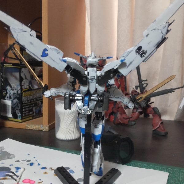 初投稿です。今回はマクギリス機として制作しています。彼の生涯と思想的に、ファリド家の紋章とセブンスターズのみのマークは相応しくないないと考え、一切使用していません。元々ウェザリングはやるつもりが無かったのですが、バインダー部分の塗装ミスとゲート跡がうまく処理できず、スミ入れもミスって汚れが取れなくなってしまったので、しっかり汚すことに。後付けですが、厄災戦後に封印されていた歴戦のバエルにマクギリスは最低限の戦化粧だけして最終決戦に臨んだ、という独自設定が生えてきました。公式設定的にも、劇中のバエルソードはアグニカが使っていたものではなく、グリムゲルデのヴァルキュリアソードを改修したものだったり、石動以外に有力な味方が陣営にいない状況でアリアンロッド艦隊に突撃することになったり、マクギリスには余裕が無かったことが伺えるので、これはこれでありかなと思います。白、青、イエロー、グレーとシンプルなので誤魔化しが効かない＆ディテールの足し算、引き算の塩梅が難しいデザインです。現状としては、( 1) アンテナと頭のコの字、ヘルメット、顎、サイドアーマー、つま先のシャープ化あと、マスクのモールド消去しました(クスィーみたいな異質感を出したかったので)。( 2)ガンダムフレームの全塗装(写真撮り忘れました)&nbsp;Mr.カラー黒鉄色ベースに、シリンダーはガンダムマーカーホワイトゴールド、シリンダーパイプと関節の丸モールド部はガンダムマーカーイエローゴールド、動力パイプはガンダムマーカーコスモメタブルーで塗り分けてます。動力パイプの色はメタルレッドを使う方が多い印象で、元のシンプルさを生かして色数を増やしたくなく、かつ独自性も出したかったのでこの色にしましたが、すんごい地味です。基部のホワイトゴールドと相性が良く凄く綺麗だったんですが、外装を被せるとパイプしかみえないんですよね(笑)( 3) 外部装甲の部分塗装ブルーは、成形色がイメージより濃く、ヒケも目立ったので、ガンダムマーカーガンダムライトブルーで塗装しました。サイドアーマーのグレー部分、バインダーの小羽根先端も追加で部分塗装しました。イエローは、ガンダムマーカーホワイトゴールド電源マークは、ガンダムマーカー蛍光ピンクバインダーの先端はマスキングしてMr.カラーシルバー、内側のフィンは同じシルバーを下地にして黒鉄色ソードホルダーとジョイントは黒鉄色バエルソードは、ブレードをガンダムマーカーレッドゴールド、柄を黒鉄色で塗装今後の制作予定背中とバインダーが寂しいので、少しデカールを貼って、ドライブラシとスポンジチッピングをやる予定です。やり過ぎないように( 三日月並)もうすぐで、バエルが蘇ります。&nbsp;&nbsp;（3枚目）