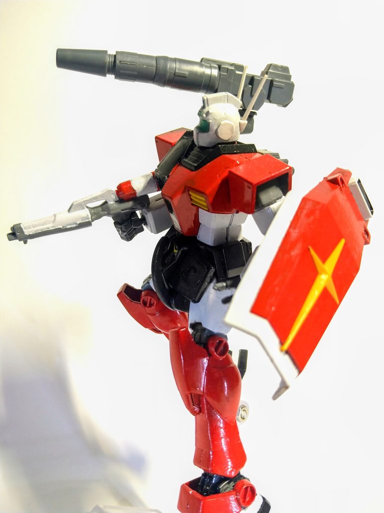 恐らく使用したのはサンボルガンダムの余剰ジムヘッド。レンズはレジンを流し込み塗装。旧HGUCのガンダムの胴体とシールド。こちらは太ももを3ミリ延長しております。キャノンはオプションパーツと何かの砲塔を付けております。そして何故か本体は無いのにジム・コマンドのビームライフルがあったのでこちらをメインウェポンに。