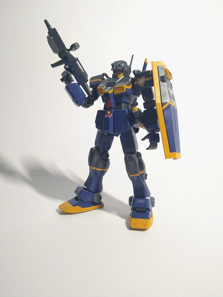 ビームライフルはオリジナルです。ぶっ壊れていた旧HGガンダムのビームライフルを改造しています。