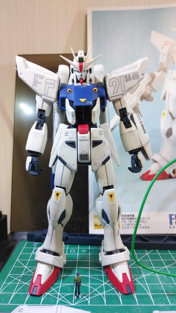 分かり難いですが、カラーリングをクリーム系の淡い色に変え、アンテナも同じ色にしています。胸部の連邦マークを足しています。シーブックはキチンと塗っています。
