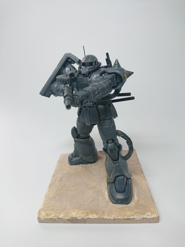 モノアイを市販のパーツをとUVレジンで自作したものに交換。動力パイプをアルミ線と熱収縮チューブで自作したものに交換。砂塵などから保護するためのシーリング処理という設定。
