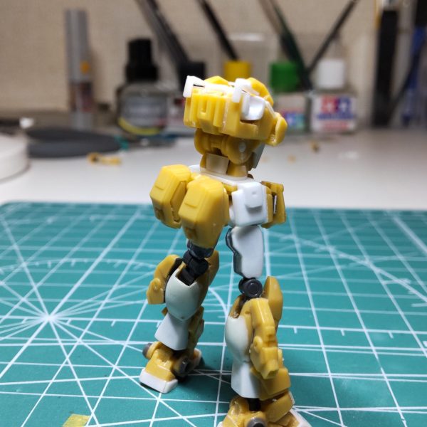 ナナハチをアーティファクトで造りたくコツコツやっている最中、賛否両論のプロ仕様なる企画。その第一弾がフルアーマー🧐あまり興味なかったのですが、ふと思い立ち、フルアーマーあるし、やるなら今か！元々、フルミキシングで造り上げてるナナハチに着脱可能なんて無理でしょ😮‍💨「駄目なら捨てちゃえ 」ってなのりで、取り敢えずボディから。全て一回り大きく作るためパーツ切り刻んで付け直し😓何となく形になったので、この際proに対抗してやります。ナナハチ各所にディテール兼用に見えるようネオジム仕込み、アーマーの主要パーツをくっつけてみました。それなりに見えるか🤔（5枚目）