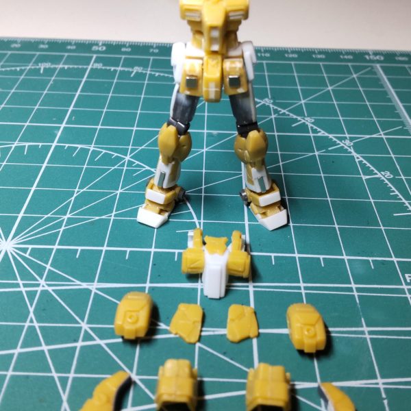 ナナハチをアーティファクトで造りたくコツコツやっている最中、賛否両論のプロ仕様なる企画。その第一弾がフルアーマー🧐あまり興味なかったのですが、ふと思い立ち、フルアーマーあるし、やるなら今か！元々、フルミキシングで造り上げてるナナハチに着脱可能なんて無理でしょ😮‍💨「駄目なら捨てちゃえ 」ってなのりで、取り敢えずボディから。全て一回り大きく作るためパーツ切り刻んで付け直し😓何となく形になったので、この際proに対抗してやります。ナナハチ各所にディテール兼用に見えるようネオジム仕込み、アーマーの主要パーツをくっつけてみました。それなりに見えるか🤔（2枚目）