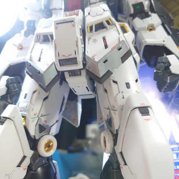 左右に３基ずつの設定で、フェイスのスリット数が違うかんじだったかな。（バンダイのサイトでRGを確認）機体のバランス的には良さそうだけど、メインのサーベルがなくなるのはね。とりあえず、PGでも再現できるのを確認。さて、フィンファンネルのディティールアップは、どうしよっかな〜（5枚目）