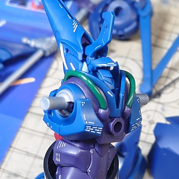 νガンダムで黒以外の色で墨入れをして、ディティールアップが映えるのを確認したので、成形色がとても素敵なハンブラビGQにも使用してみました。んで、νガンダムがまだ撮影できてない。でもハンブラビGQが良キットなのがいけないんだよ〜（2枚目）