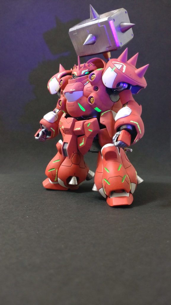 コトブキヤのスパイクとバーニアを大型化。ジャンク品で頭部に角を追加。ジャンク品（イフリート？）の足に変更。ハンドパーツはゲルググの余り物を使用しました。