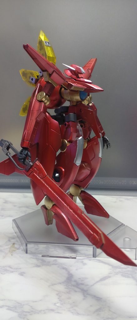 元キットのGNバスターソードは重すぎたので転がっていたシュベルトゲベールで代用。GNバスターソードの設定的にビーム発生機があると不自然なのでプラ材で塞ぎました。