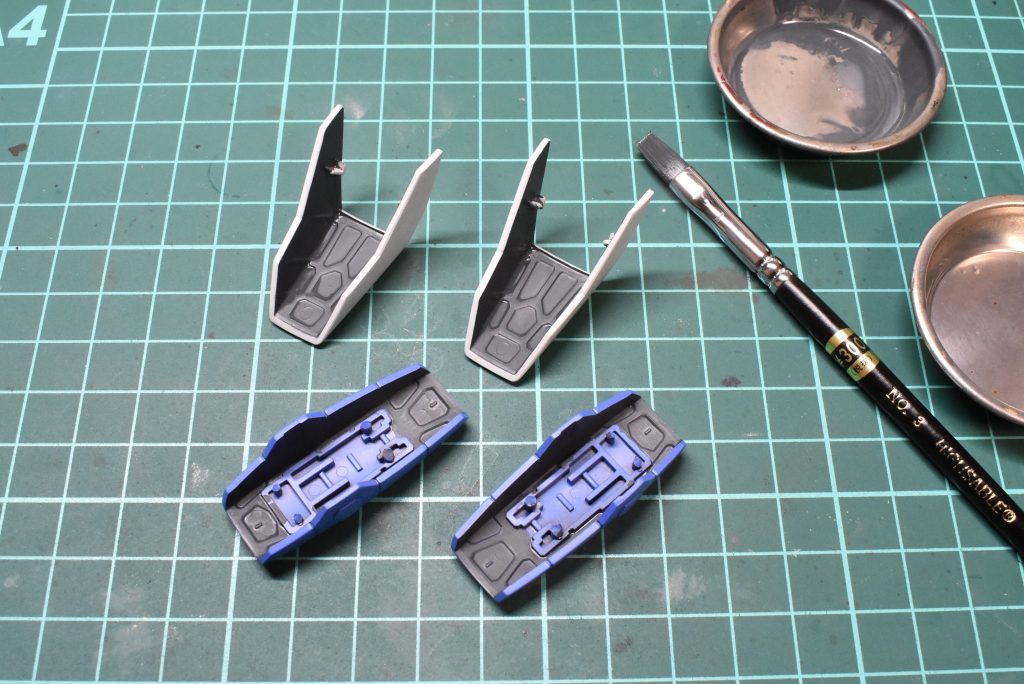 装甲裏の塗分けなどは主にエナメル塗料にて。