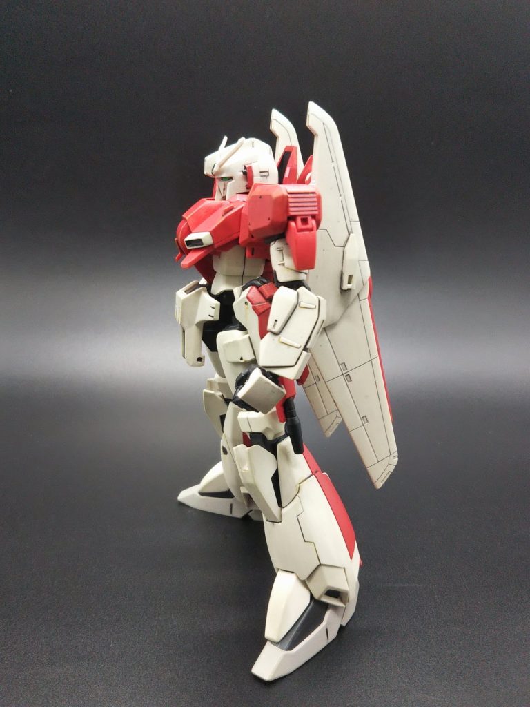 完全変形の旧キットもすばらしかったですがさすがに関節がゆるい。