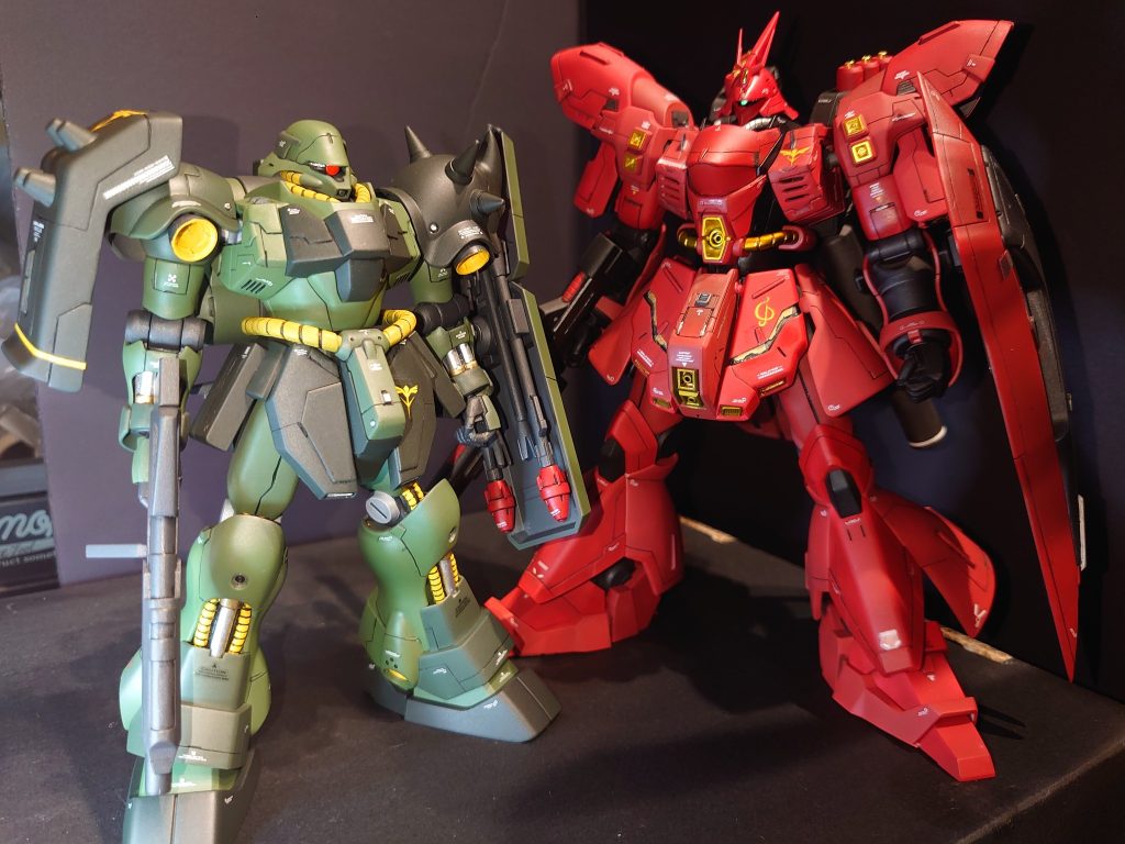 以前作ったHGサザビーと。最後まで御覧頂きありがとうございます。