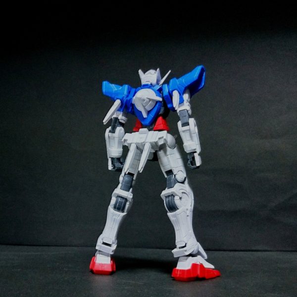 製作中のエクシア進展しました。腿部の延長後に多めのスジ彫りしました🤣①の頭部の画像で、構造的にフェイスの後ハメ加工が難しいので、先にスジ彫りと塗装をしました。②の画像で組み立ててこんな感じに！③の画像で組み込み後にマスキングテープで養生しておきます！次はまたプラ板貼りになります🙏（2枚目）