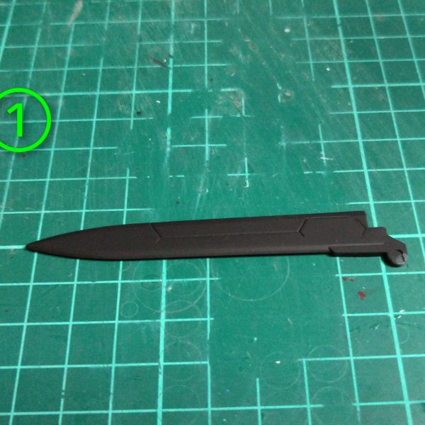 エクシアの塗装途中ですが、GNソードの金属感を出す加工をします。①の画像でパーツの表面処理後に黒サフを吹きます。②の画像でベースの下地でシルバーを吹きます。③の画像でモデルガン用の塗料で塗装します。④の画像でメラミンスポンジで角を強めで全体を質感が出るまで磨きます。⑤の画像で仕上がり。完全に自己満の話なんですが、良い感じになります😊（2枚目）