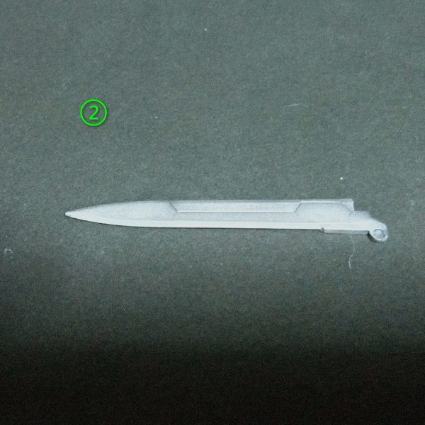 エクシアの塗装途中ですが、GNソードの金属感を出す加工をします。①の画像でパーツの表面処理後に黒サフを吹きます。②の画像でベースの下地でシルバーを吹きます。③の画像でモデルガン用の塗料で塗装します。④の画像でメラミンスポンジで角を強めで全体を質感が出るまで磨きます。⑤の画像で仕上がり。完全に自己満の話なんですが、良い感じになります😊（3枚目）