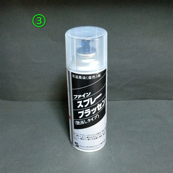 エクシアの塗装途中ですが、GNソードの金属感を出す加工をします。①の画像でパーツの表面処理後に黒サフを吹きます。②の画像でベースの下地でシルバーを吹きます。③の画像でモデルガン用の塗料で塗装します。④の画像でメラミンスポンジで角を強めで全体を質感が出るまで磨きます。⑤の画像で仕上がり。完全に自己満の話なんですが、良い感じになります😊（4枚目）