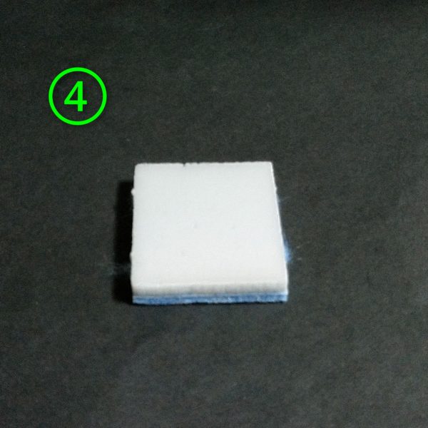 エクシアの塗装途中ですが、GNソードの金属感を出す加工をします。①の画像でパーツの表面処理後に黒サフを吹きます。②の画像でベースの下地でシルバーを吹きます。③の画像でモデルガン用の塗料で塗装します。④の画像でメラミンスポンジで角を強めで全体を質感が出るまで磨きます。⑤の画像で仕上がり。完全に自己満の話なんですが、良い感じになります😊（5枚目）
