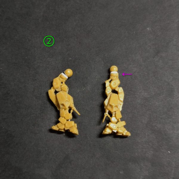 アーティファクトスーパーガンダム脚部加工になります。①の画像でモールドを彫り直し、会わせ目消しの加工後に各部切離し、形状見直してからアルミ線で接続しました😊股関節の下側を切離して新たな可動箇所も追加、これで足が開きます🤣②の画像で今回の可動はこれくらいで妥協します🙏紫の矢印のところを1ミリプラ板で伸ばし足の長さを調整しました。（2枚目）