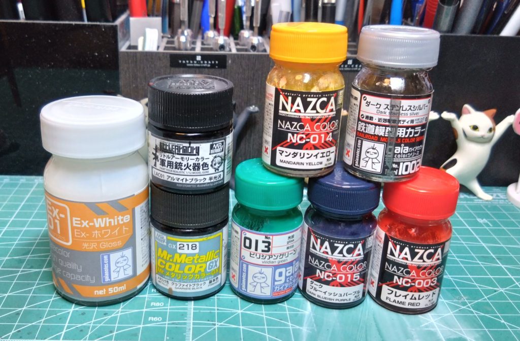 今回使用した塗料です。EX-ホワイトはレッドとイエロー塗分けの下地に使用しました。