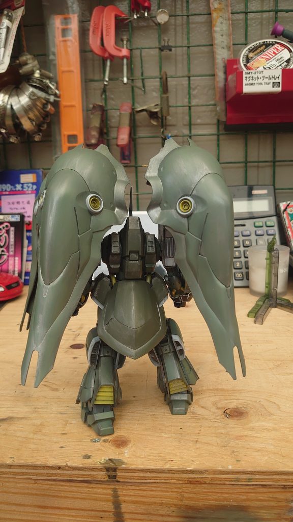 塗装は、ガンダムカラーのザク色メイン。胴体はオリーブ？　クリオスの販売色です。グレーはガンダムカラーのジオンのグレーつま先は、インディーブルー黄色は基本色、白もホワイト。黒立ち上げ、塗装、墨入れ、シルバーウォッシング、つや消し材でフィニッシュ。
