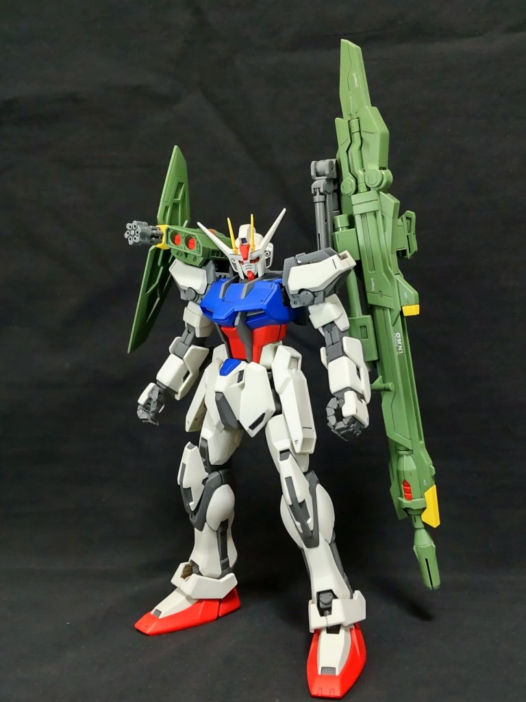 こちら2003年発売の旧MGストライクガンダム。私が29歳の時に作成したモノです。私の人生でMG作成２体目、素組にガンダムマーカーでスミイレしたのみのモノです。本体にはシールすら貼ってません😅。