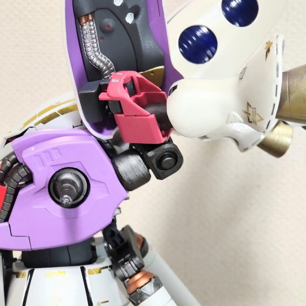 過去作のキュベレイに「アドバイスを」とコメントを頂き、私にはたいしたアドバイスが出来そうもないので作成したバインダーの取り付けと作成した武器の紹介をさせて頂きます。キュベレイのバインダーを背面に取り付けるなら、可動軸は増やしておいた方がバインダーに表情がつけれます😁。私の場合は、写真のように可動軸と回転軸を付けてます😄。武器は、白いカブトムシみたいですが、元はプロビデンスとシナンジュの盾ですね😁、そこにキュベレイのジャンクを付けてます😄。キュベレイの魅力はファンネルを操っているかのような『指』だと思っているので武器を持たすのはなんか違うと思い、腕に取り付ける方法としました😁。キュベレイは、もう元が完成されてるのと、美しい曲面で構成させてるので何をするのも難しいですね😓。（3枚目）