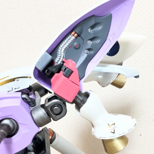 過去作のキュベレイに「アドバイスを」とコメントを頂き、私にはたいしたアドバイスが出来そうもないので作成したバインダーの取り付けと作成した武器の紹介をさせて頂きます。キュベレイのバインダーを背面に取り付けるなら、可動軸は増やしておいた方がバインダーに表情がつけれます😁。私の場合は、写真のように可動軸と回転軸を付けてます😄。武器は、白いカブトムシみたいですが、元はプロビデンスとシナンジュの盾ですね😁、そこにキュベレイのジャンクを付けてます😄。キュベレイの魅力はファンネルを操っているかのような『指』だと思っているので武器を持たすのはなんか違うと思い、腕に取り付ける方法としました😁。キュベレイは、もう元が完成されてるのと、美しい曲面で構成させてるので何をするのも難しいですね😓。（2枚目）
