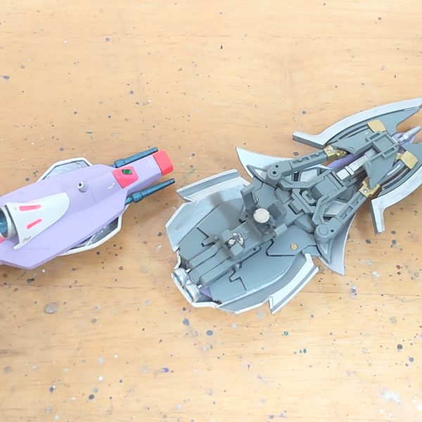 過去作のキュベレイに「アドバイスを」とコメントを頂き、私にはたいしたアドバイスが出来そうもないので作成したバインダーの取り付けと作成した武器の紹介をさせて頂きます。キュベレイのバインダーを背面に取り付けるなら、可動軸は増やしておいた方がバインダーに表情がつけれます😁。私の場合は、写真のように可動軸と回転軸を付けてます😄。武器は、白いカブトムシみたいですが、元はプロビデンスとシナンジュの盾ですね😁、そこにキュベレイのジャンクを付けてます😄。キュベレイの魅力はファンネルを操っているかのような『指』だと思っているので武器を持たすのはなんか違うと思い、腕に取り付ける方法としました😁。キュベレイは、もう元が完成されてるのと、美しい曲面で構成させてるので何をするのも難しいですね😓。（5枚目）