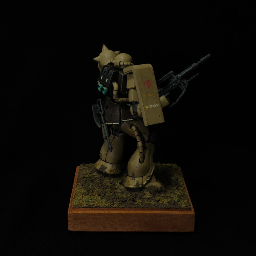 HGUC 1/144 シャア専用ザクII MS-06S 地上戦カラー(ジオラマ風)–3枚目/制作者：NT.Narao