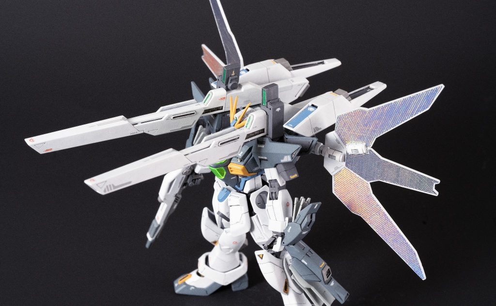 リフレクターユニットは好みで虹色に変更。ハセガワのホログラムフィニッシュシートを貼り付けました。