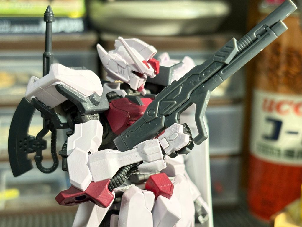鉄血好きな知人に「鉄血はビーム兵器が無い」と聞いたのでガンダムSEED世界で数少ない実弾兵器のモビルディンの散弾銃をメインウェポンに装備。&nbsp;