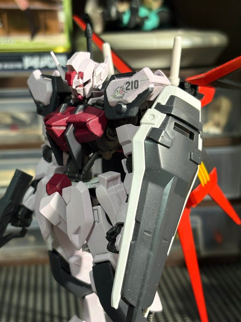 HGCEストライク付属のエールストライカーを装備した図。&nbsp;エールストライカーやI.W.S.P.の様に首周りに干渉しやすいストライカーでもしっかりと首を動かしてポーズが取れる様に可動域は確保してます。