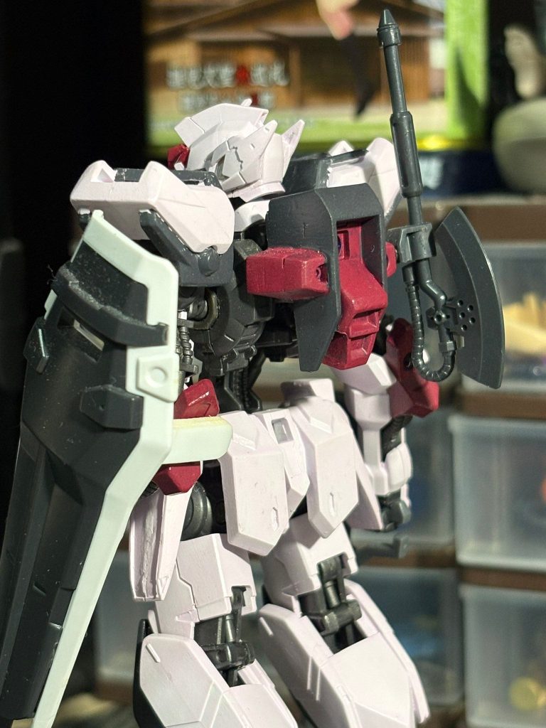 ストライクの特徴的なバックパックをバルバトスのフレームに合う様にプラ板積層で個別ユニット化して製作。&nbsp;現在発売されている各種ストライカーユニットを取り付けできる様にしています。&nbsp;サイドにサブウェポンで熱で叩っ切るヒートホークをマウント。