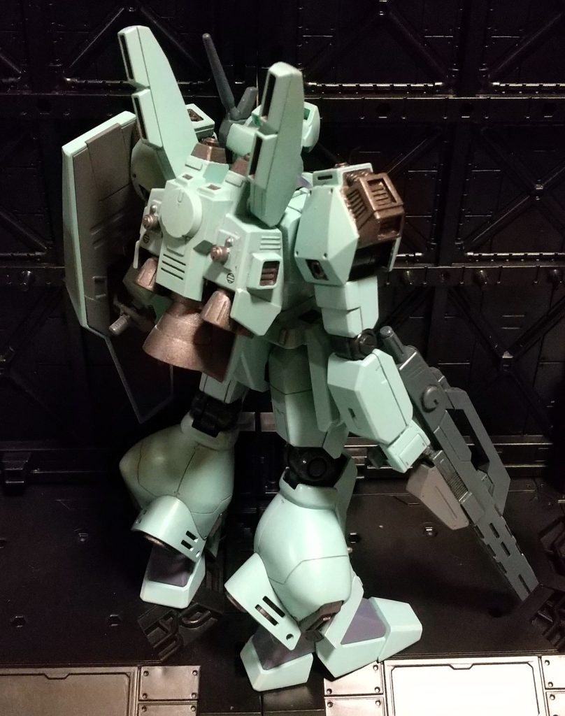 基本性能はサイコフレーム無しのνガンダムと同等だとか。時代とともにパイロットの技術も向上してるのでしょうけど、これ以上高性能にしても生身の人間では扱いきれなくなりそうですけどね。