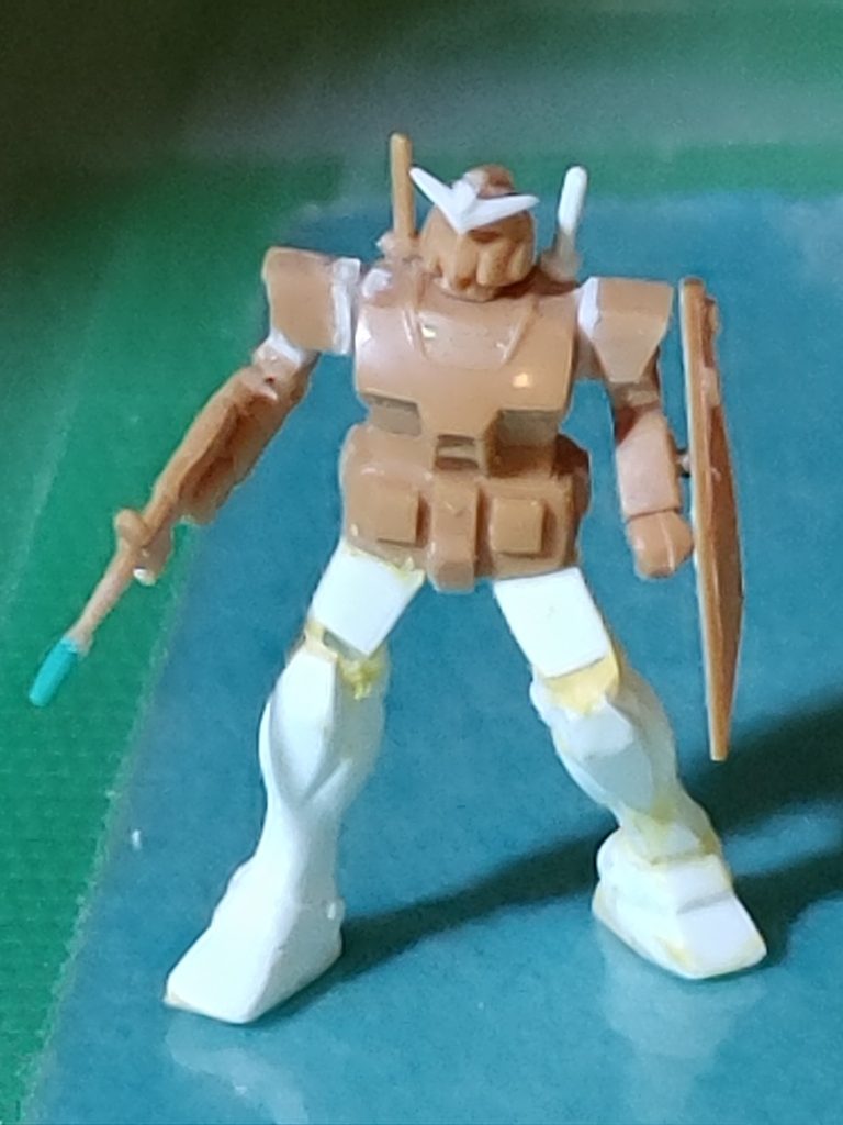 さっそく、情景模型のマスコットガンダムを作ろうとしたら、なかなかのシロモノでして、エッジ、モールド、作り全部ダルッ、ダルッで参ったな～ってなってたところ「そうだ！ザクレロのガンダムがあったぞ？」となりランナーから切り取られてもいないガンダムを見てみたら、エッジやモールドがキチッとしているすこぶる上物のガンダムがありました。ソレに気がつけるようになっただけでも成長したのかな？