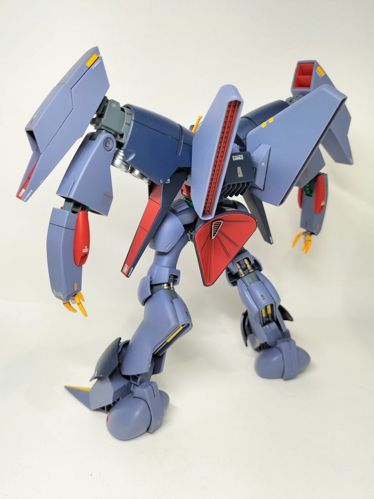 バックショット✨️実は腕パーツの取り付け時に肩アーマーが酷く白化しちゃったので水性筆塗りで誤魔化してます(gundam-kao5)意外と目立たなかったので良かったー(gundam-kao9)